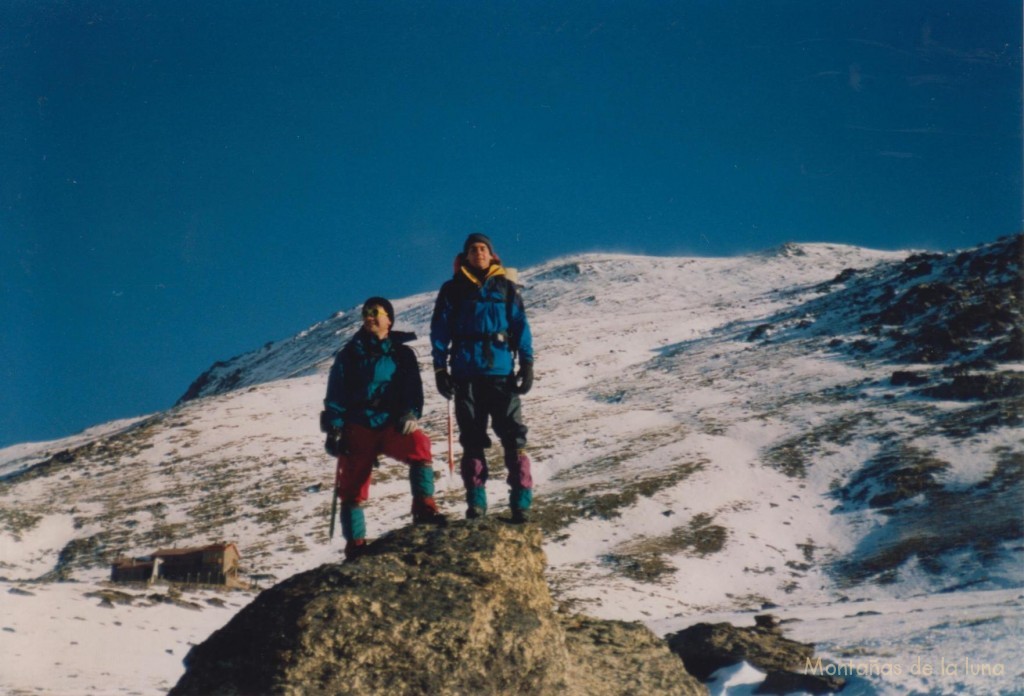 Joaquín y Roberto bajando a Capileira, detrás a la izquierda el Refugio de Poqueira, y arriba la mola del Mulhacén